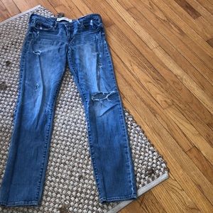STRAIGHT LEG RIPPED ABERCROMBIE JEAN